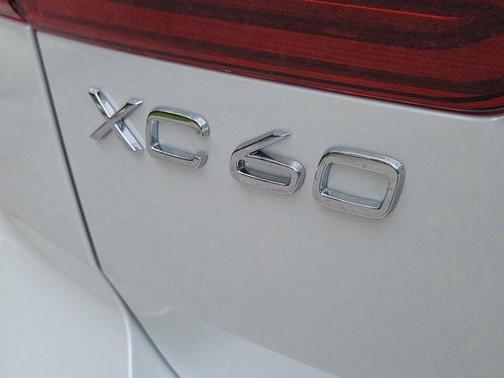 Crystal White 2026 Volvo XC60 B5 Core