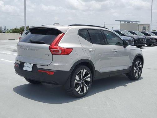 2025 Volvo XC40 B5 Ultra Dark Theme