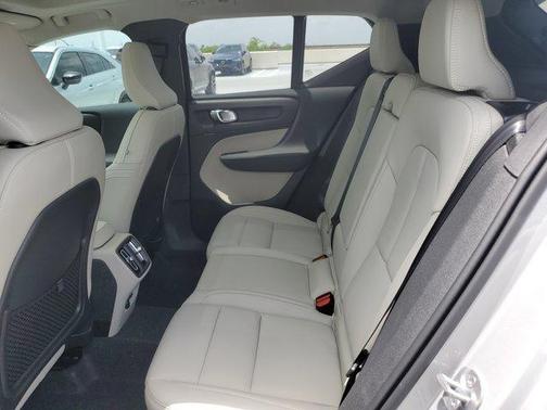 2025 Volvo XC40 B5 Ultra Dark Theme