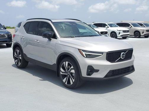 2025 Volvo XC40 B5 Ultra Dark Theme