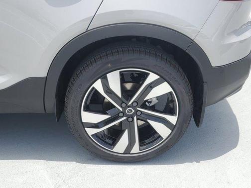 2025 Volvo XC40 B5 Ultra Dark Theme