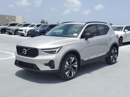 2025 Volvo XC40 B5 Ultra Dark Theme