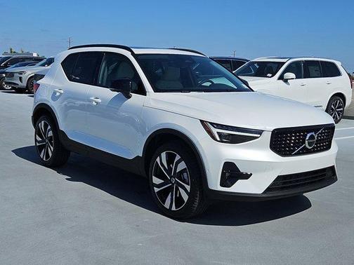 2025 Volvo XC40 B5 Plus Dark Theme