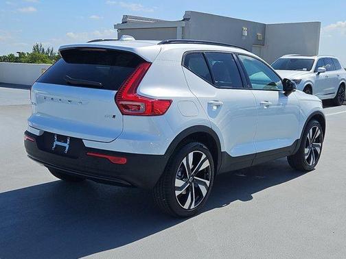 2025 Volvo XC40 B5 Plus Dark Theme
