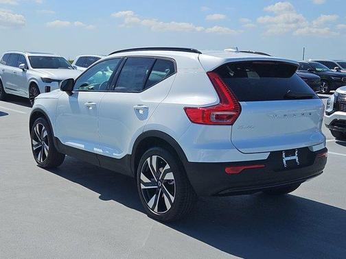 2025 Volvo XC40 B5 Plus Dark Theme