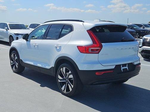 2025 Volvo XC40 B5 Plus Dark Theme