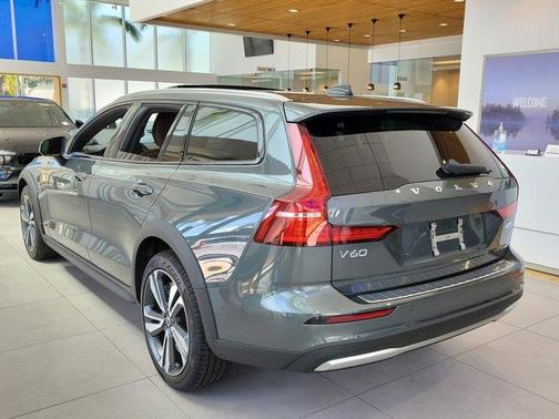 Forest Green 2026 Volvo V60 Cross Country B5 Plus