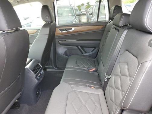 2025 Volkswagen Atlas 2.0T SE w/Technology