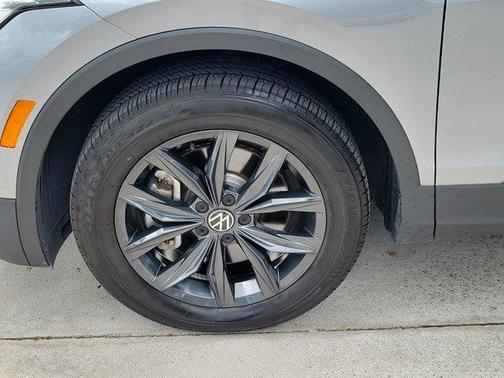 Pyrite Silver Metallic 2024 Volkswagen Tiguan 2.0T SE