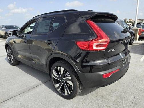 2025 Volvo XC40 B5 Ultra Dark Theme