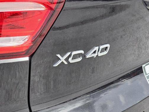 2025 Volvo XC40 B5 Ultra Dark Theme