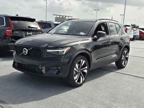 2025 Volvo XC40 B5 Ultra Dark Theme