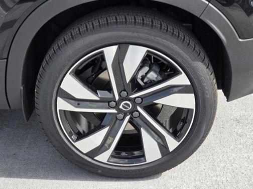 2025 Volvo XC40 B5 Ultra Dark Theme