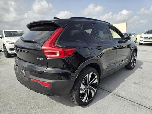 2025 Volvo XC40 B5 Ultra Dark Theme