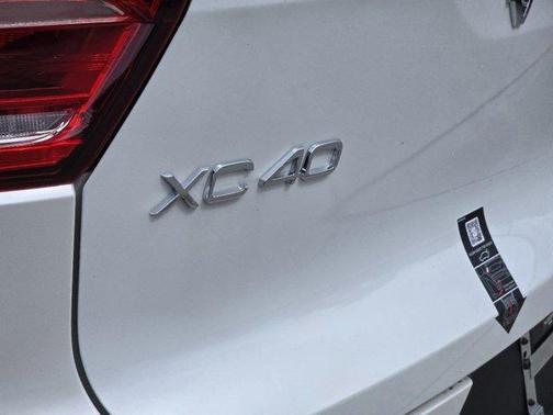 2025 Volvo XC40 B5 Core Bright Theme