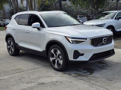 2025 Volvo XC40 B5 Core Bright Theme