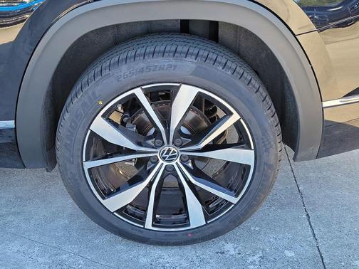 Deep Black Pearl Effect 2024 Volkswagen Atlas 2.0T SEL Premium R-Line