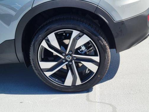 Metallic 2026 Volvo XC40 B5 Ultra