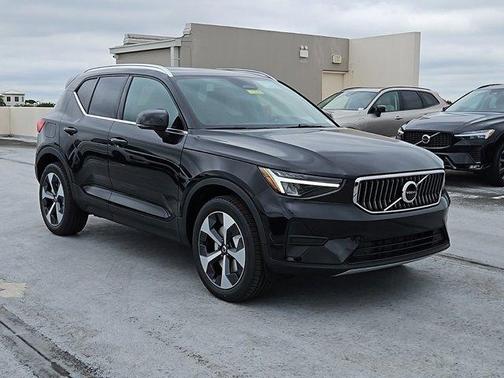 2025 Volvo XC40 B5 Core Bright Theme