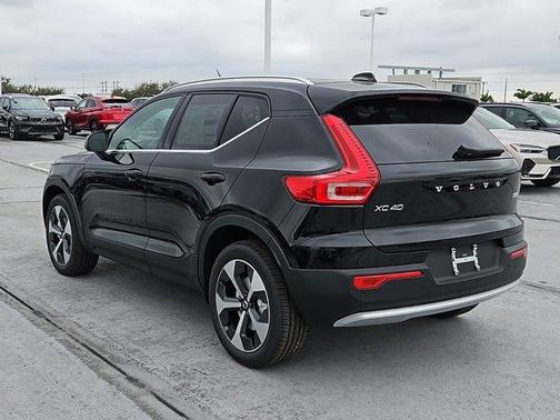 2025 Volvo XC40 B5 Core Bright Theme