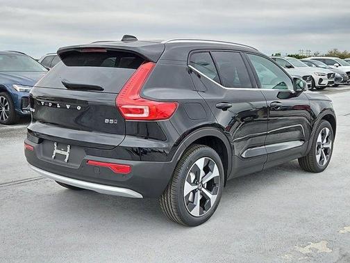 2025 Volvo XC40 B5 Core Bright Theme