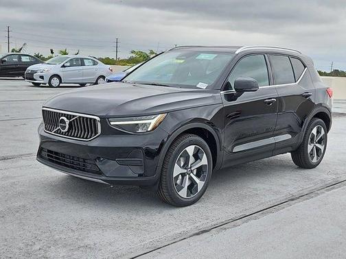 2025 Volvo XC40 B5 Core Bright Theme
