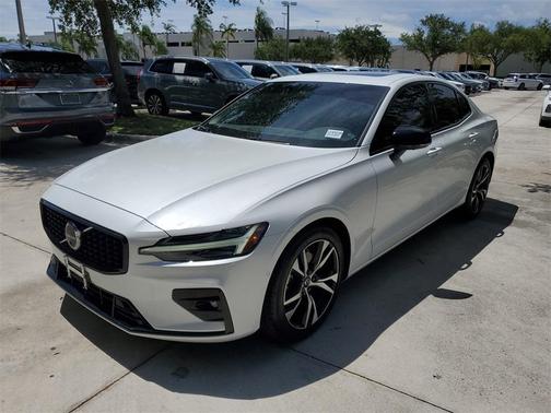2024 Volvo S60 B5 Plus Dark Theme