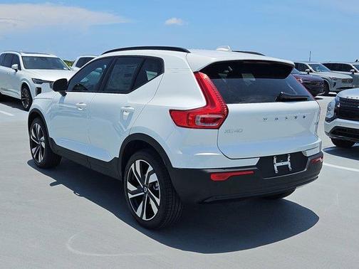 2025 Volvo XC40 B5 Ultra Dark Theme