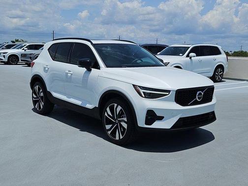 2025 Volvo XC40 B5 Ultra Dark Theme