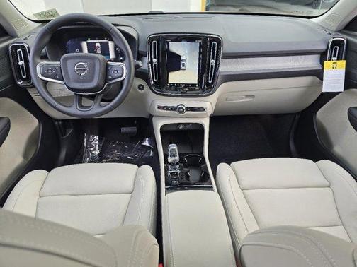 2025 Volvo XC40 B5 Ultra Dark Theme