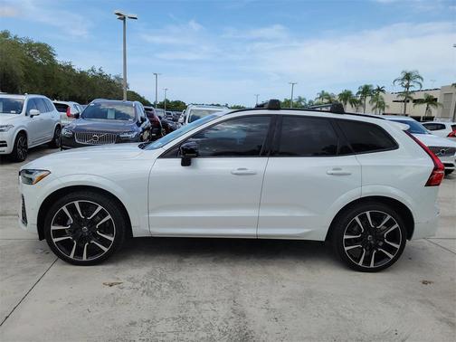 2023 Volvo XC60 B5 Ultimate Dark Theme