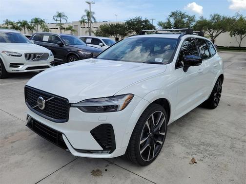 2023 Volvo XC60 B5 Ultimate Dark Theme