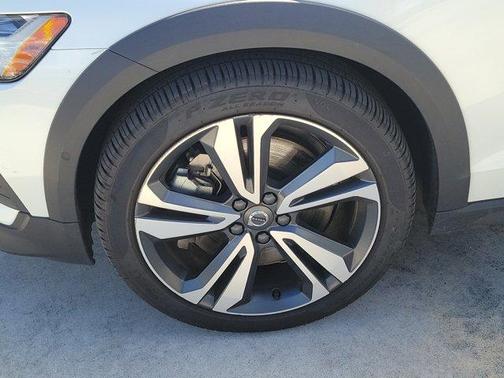 2025 Volvo V60 Cross Country B5 Plus