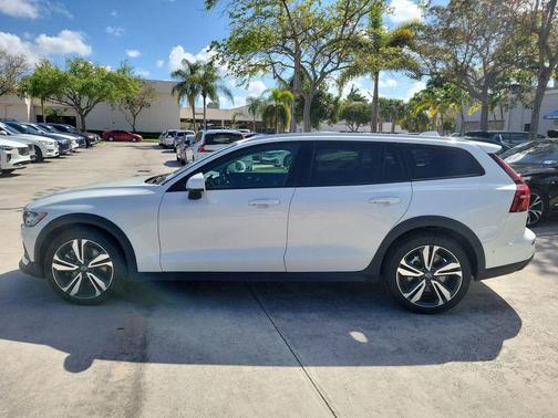 2025 Volvo V60 Cross Country B5 Plus