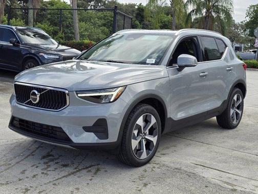 2025 Volvo XC40 B5 Core Bright Theme