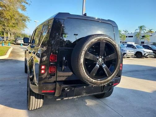 2024 Land Rover Defender P400 X-Dynamic SE