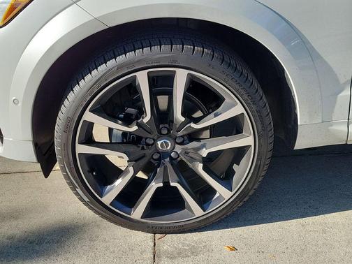 2024 Volvo XC60 B5 Ultimate Dark Theme