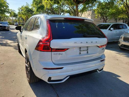 2024 Volvo XC60 B5 Ultimate Dark Theme