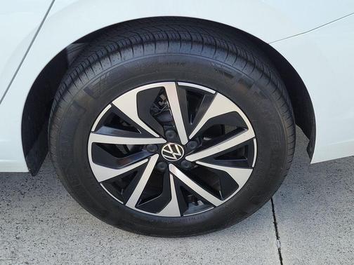 Pure White 2025 Volkswagen Jetta 1.5T S
