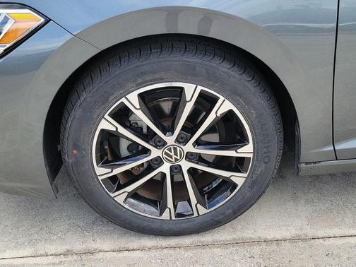 Platinum Gray Metallic 2024 Volkswagen Jetta 1.5T Sport