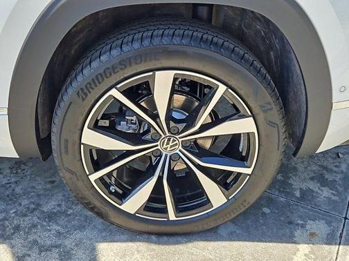 2025 Volkswagen Atlas Cross Sport 2.0T SEL Premium R-Line