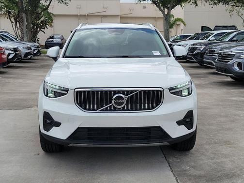 Crystal White 2023 Volvo XC40 B5 Plus Bright Theme