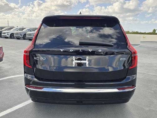2025 Volvo XC90 B5 Core