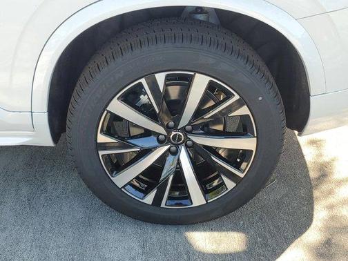 2025 Volvo XC90 B5 Core