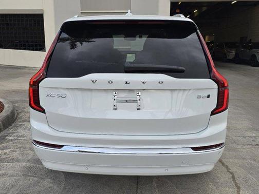 2025 Volvo XC90 B5 Plus 6-Seater