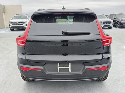 2026 Volvo XC40 B5 Ultra Black Edition