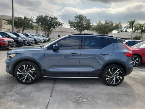 2022 Volvo XC40 T5 R-Design