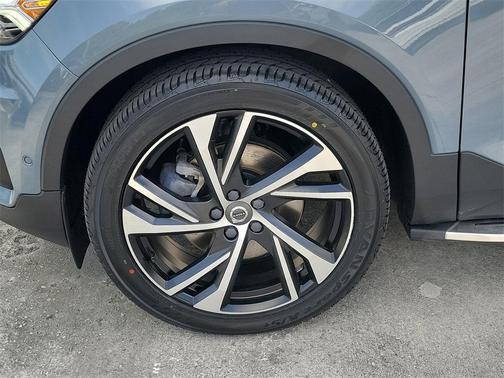 2022 Volvo XC40 T5 R-Design