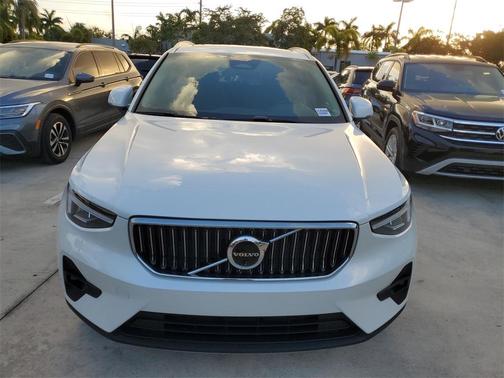 2024 Volvo XC40 B5 Plus Bright Theme