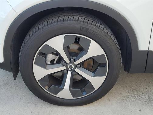 2024 Volvo XC40 B5 Plus Bright Theme